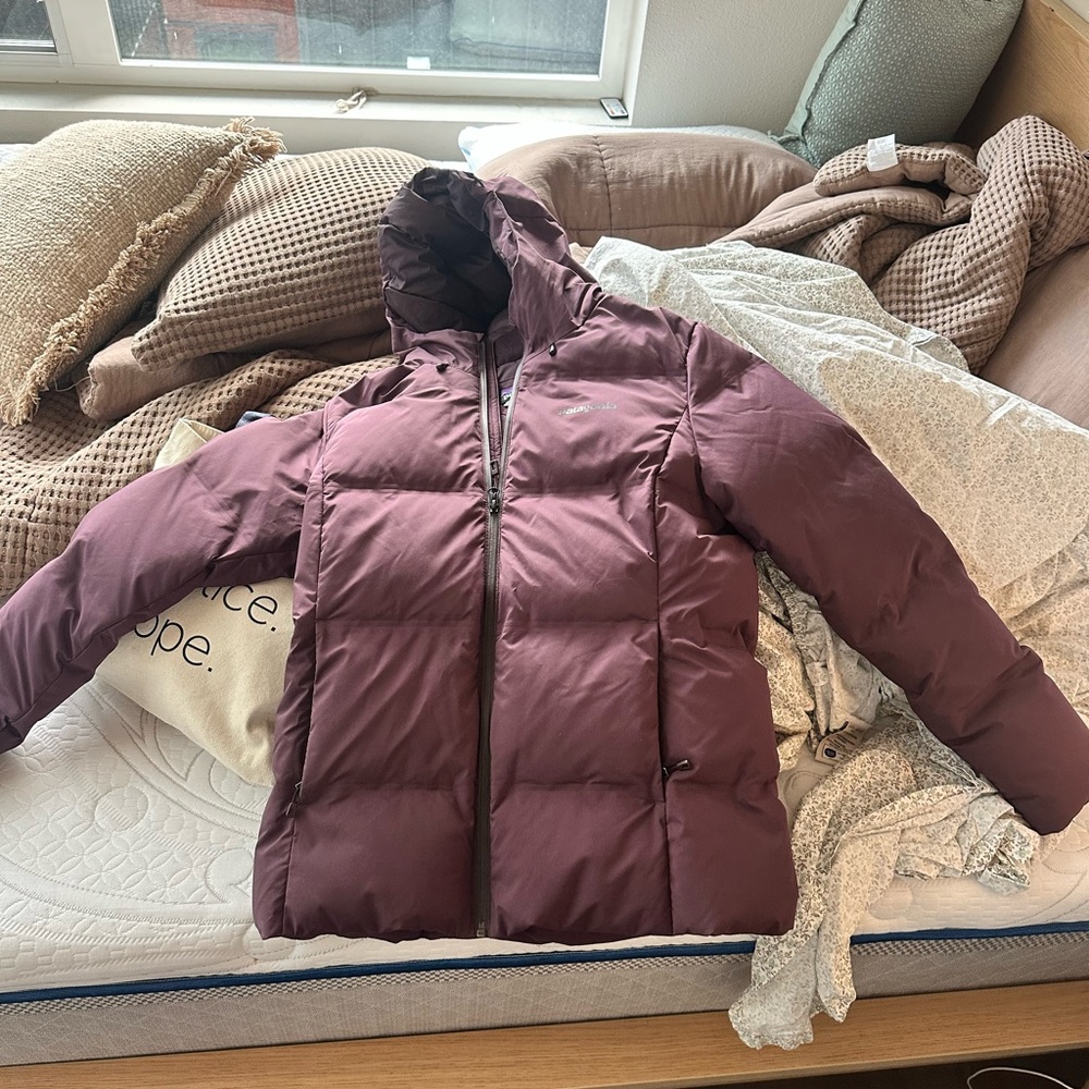 Patagonia Women's Plum Puffer Jacket - Picture 5 of 6